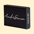 AndrèSimon Olfactive Arts Discovery Set in een presentatiedoos van zwart gestructureerd materiaal met zilveren logo.