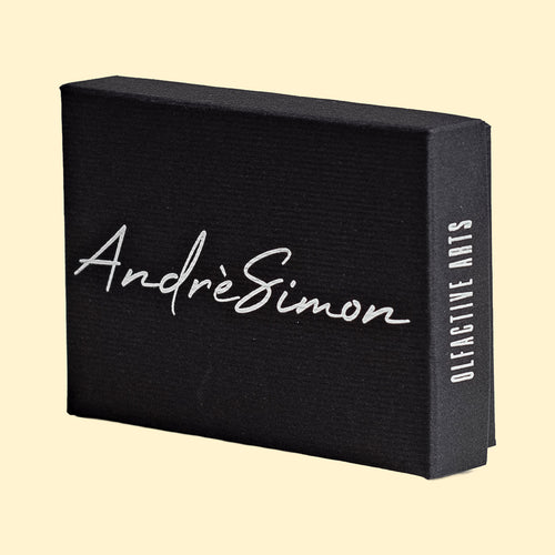 AndrèSimon Olfactive Arts Discovery Set in een presentatiedoos van zwart gestructureerd materiaal met zilveren logo.