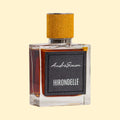 AndrèSimon Olfactive Arts Hirondelle Extrait de Parfum-flesje met okerkleurige dop en amberkleurige geur.