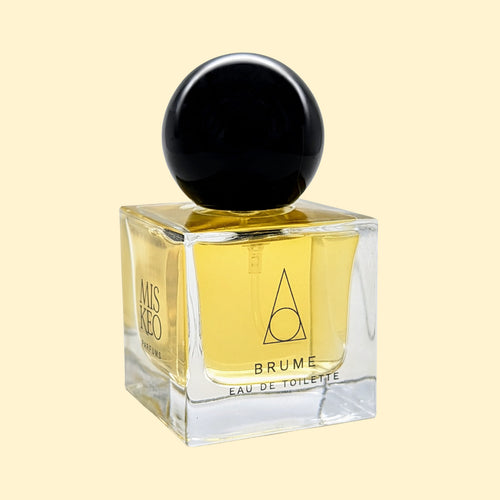 MISKEO Parfums Brume Eau de Toilette-flesje met een glanzende zwarte bolvormige dop en een lichtgouden geur.