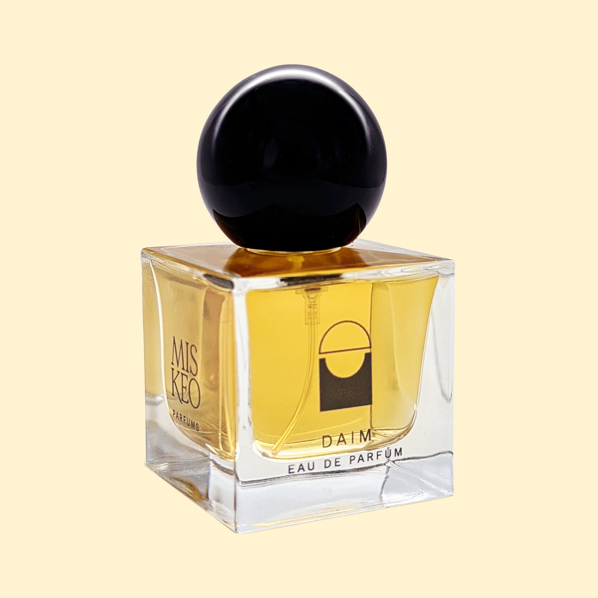 MISKEO Parfums Daim Eau de Parfum-flesje met een glanzende zwarte bolvormige dop en een gouden geur.