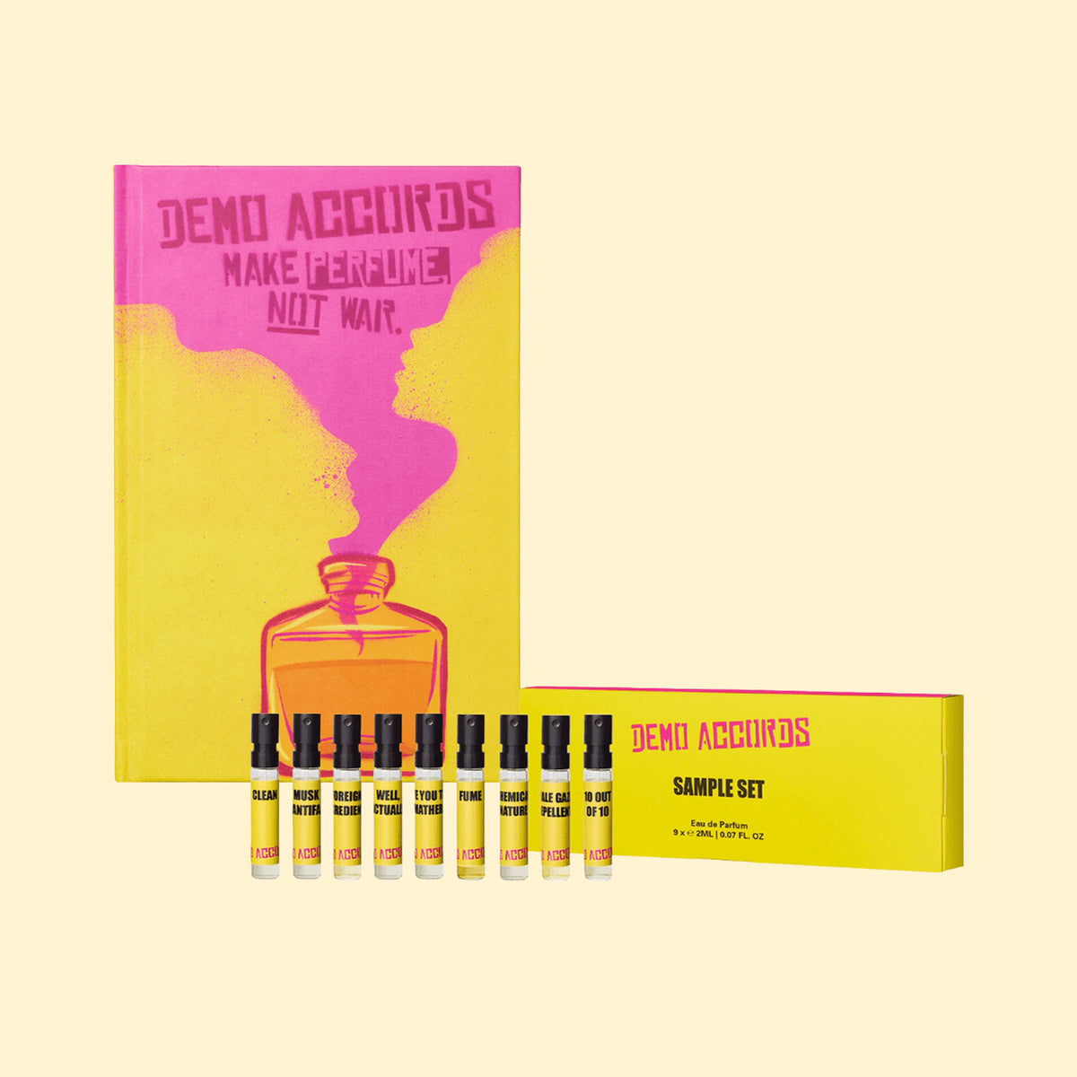 Demo Accords boek en proefset van Olfiction met negen 2 ml parfumsamples, gefotografeerd tegen een lichtgele achtergrond.