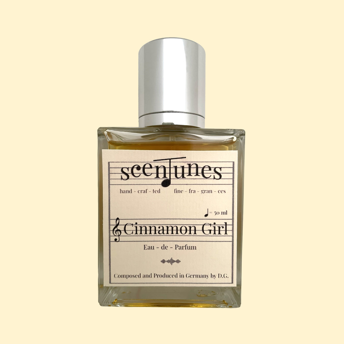 scenTunes Cinnamon Girl Eau de Parfum 50 ml in een glazen flacon met zilverkleurige dop en crèmekleurig etiket.